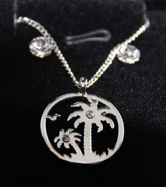 Coffret pendentif en strass, chaîne et puces de strass.