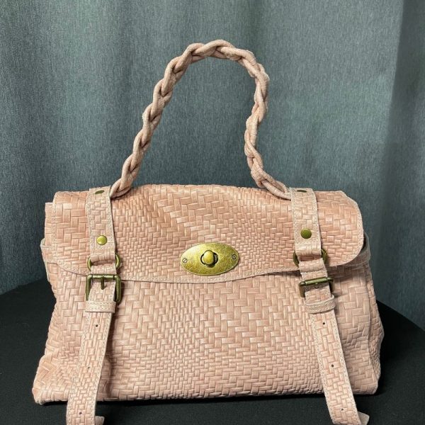 Sac chic porté main en cuir rose effet tressé
