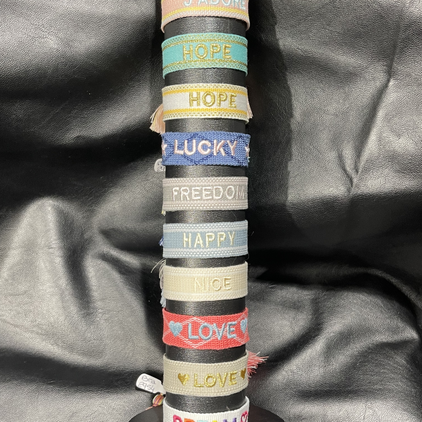 Bracelet ruban tissé et brodé