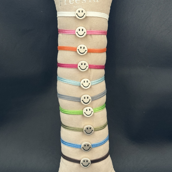 Bracelet Freesia de couleur avec perle smiley souriant